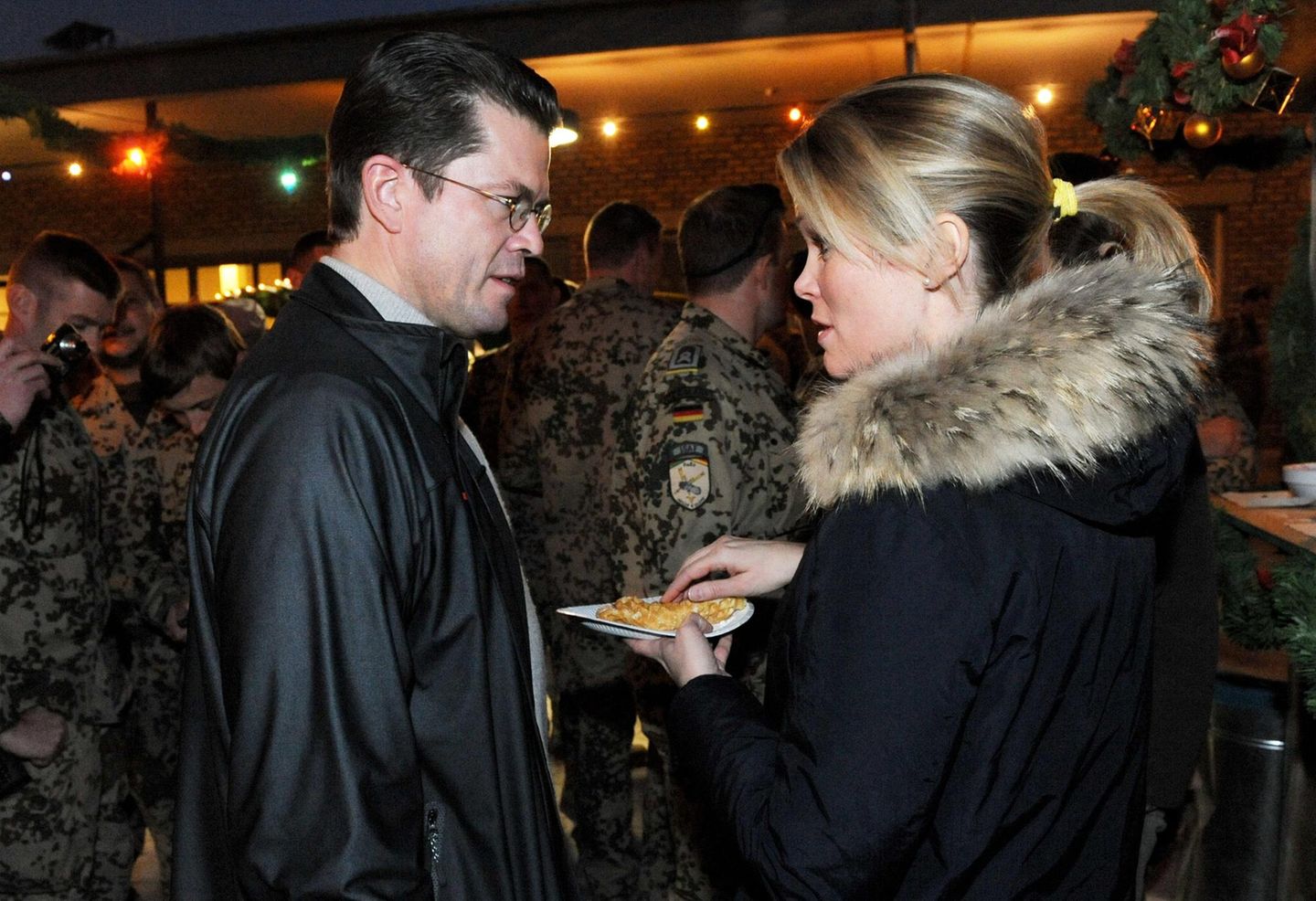 Karl-Theodor zu Guttenberg beherrschte nicht nur die Showbühne, er inszenierte sich auch als Politiker, der anpackt und dahin geht, wo's wehtut. Im Dezember 2010  besuchte er die Bundeswehrsoldaten des ISAF-Einsatzkontingents in Afghanistan, seine Ehefrau Stephanie begleitete ihn.