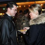 Karl-Theodor zu Guttenberg beherrschte nicht nur die Showbühne, er inszenierte sich auch als Politiker, der anpackt und dahin geht, wo's wehtut. Im Dezember 2010  besuchte er die Bundeswehrsoldaten des ISAF-Einsatzkontingents in Afghanistan, seine Ehefrau Stephanie begleitete ihn.