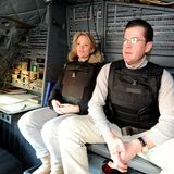 Guttenberg hatte selbst gedient und konnte deswegen mit den Soldaten auf Augenhöhe sprechen. Fotos der Eheleute in schusssicherer Weste verschafften dem Politiker weitere Sympathien.