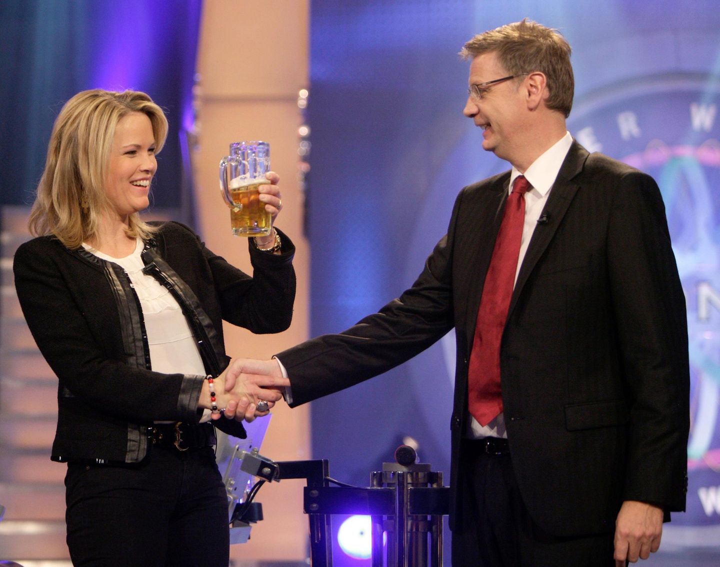 Stephanie zu Guttenberg war schon immer mehr als nur die Frau an der Seite von Karl-Theodor. Einer ihrer Schwerpunkte war der Einsatz gegen Kindesmissbrauch. Sie unterstützte die Organisation "Innocence in Danger", die gegen die Verbreitung von Kinderpornografie im Internet eintritt. Im November 2010 erspielte sie in der von Günther Jauchs moderierten Quizshow "Wer wird Millionär?" 500.000 Euro für den Verein.