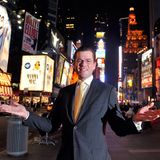 Im Oktober 2008 wurde er Generalsekretär der CSU. Kein halbes Jahr später berief ihn die damalige Bundeskanzlerin Angela Merkel als Wirtschaftsminister in ihr Kabinett. Es war der Startpunkt einer kometenhaften Karriere. Schnell avancierte der Franke zum beliebtesten Politiker Deutschlands. Und Guttenberg spielte das Spiel mit: Im März 2009 inszenierte sich der junge Minister auf dem Times Square in New York wie ein Popstar.