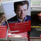 Im März 2011 fand die steile Polit-Karriere des Überfliegers ein jähes Ende: Guttenberg stolperte über eine Plagiatsaffäre, nachdem in seiner Dissertation zahlreiche Stellen nachgewiesen wurden, in denen er Zitate ohne Angaben von Quellen in seinen Text übernommen hatte. Guttenberg erklärte am 1. März 2011 seinen Rücktritt von allen politischen Ämtern. Guttenbergs spektakulärer Fall wurde in mehreren Büchern verarbeitet. "Vorerst gescheitert" ist der aus Gesprächen mit dem "Zeit"-Chefredakteur Giovanni di Lorenzo entstandene Band betitelt. Steckte in dem "vorerst" wohl die Hoffnung auf ein baldiges Comeback, muss man zwölf Jahre später konstatieren: Daraus ist nichts geworden.