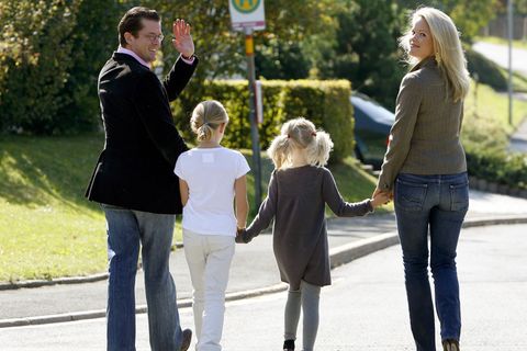 Sie waren die deutsche Vorzeigefamilie, und Karl-Theodor und Stephanie zu Guttenberg galten als das Traumpaar in der Politik. Von 2000 an waren die beiden 22 Jahre lang verheiratet. Wie nun bekannt wurde, haben sich die Eheleute im Winter 2022 getrennt. 2001 und 2002 kamen die beiden Töchter auf die Welt, im Jahr 2009 präsentierten sich die Guttenbergs als intakte Familie.