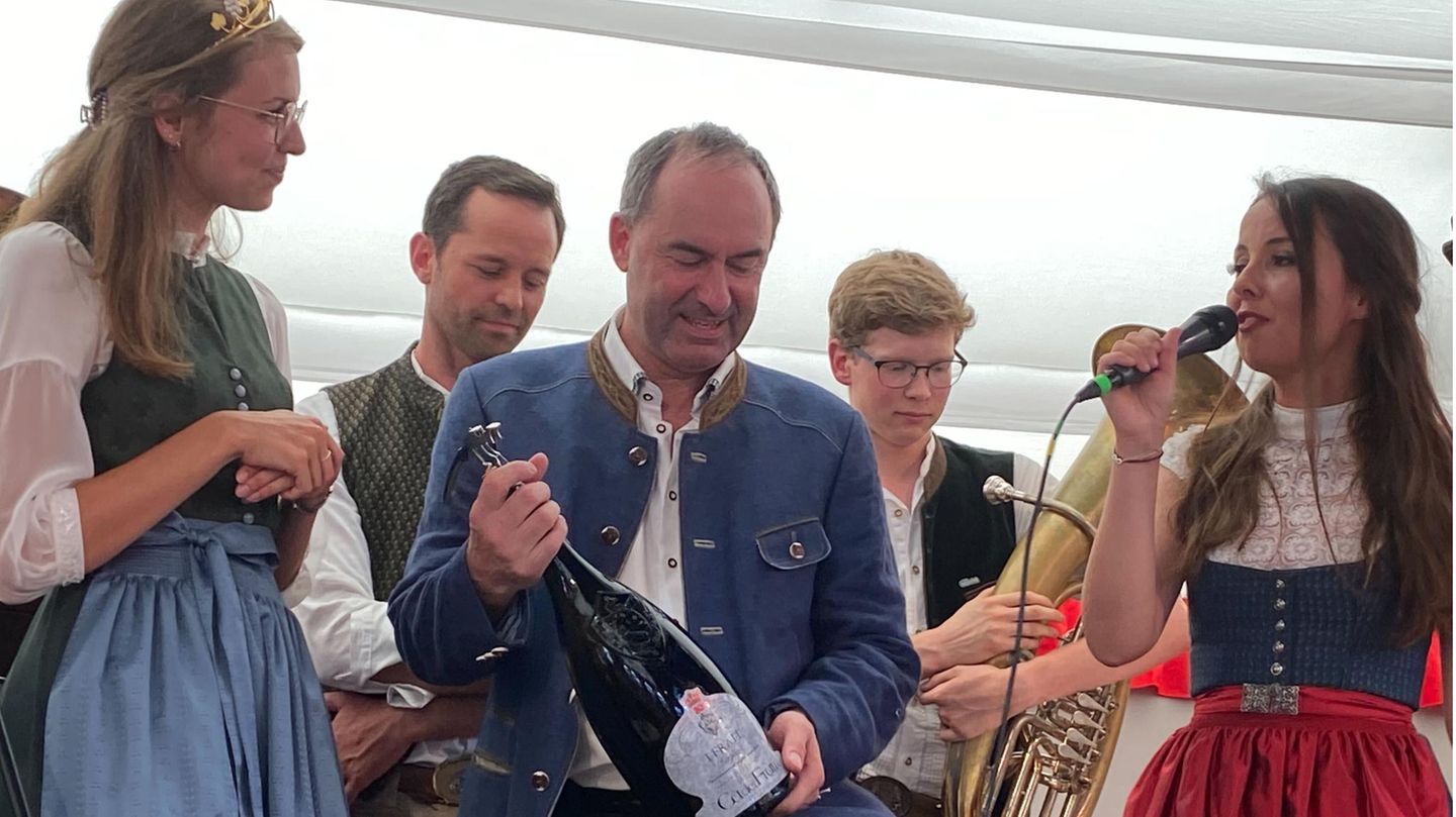 Aiwanger schenkt Wein aus