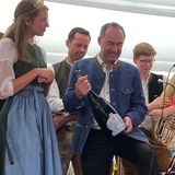 Aiwanger schenkt Wein aus