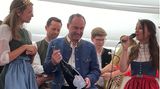 Aiwanger schenkt Wein aus