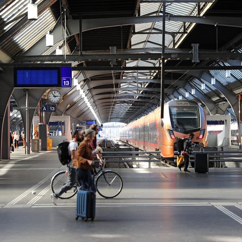 Das Portal "Zugfinder.net" erfasst die Echtzeit-Daten von Zügen in Europa und hat die Verspätungsdaten aus dem Jahr 2022 ausgewertet. Der klare Spitzenreiter ist die Schweiz. 96,3 Prozent der Züge dort waren pünktlich, hatten also weniger als drei Minuten Verspätung. Die Schweiz ist Bahn-Vorbild und hat eines der dichtesten Eisenbahnnetze der Welt. Dafür investiert die Regierung auch gewaltig. Im vergangenen Jahr gab die Schweiz 450 Euro pro Kopf für ihre Schieneninfrastruktur aus, ergab eine Erfassung der "Allianz pro Schiene". Deutschland ist mit 114 Euro pro Kopf weit dahinter.  Die Daten von Zugfinder.net können sich von den Pünktlichkeitswerten unterscheiden, die die Unternehmen selbst herausgeben, da das Portal alle Zugverbindungen in einem Land erfasst und nicht nur das jeweilige Zugunternehmen.