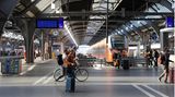Das Portal "Zugfinder.net" erfasst die Echtzeit-Daten von Zügen in Europa und hat die Verspätungsdaten aus dem Jahr 2022 ausgewertet. Der klare Spitzenreiter ist die Schweiz. 96,3 Prozent der Züge dort waren pünktlich, hatten also weniger als drei Minuten Verspätung. Die Schweiz ist Bahn-Vorbild und hat eines der dichtesten Eisenbahnnetze der Welt. Dafür investiert die Regierung auch gewaltig. Im vergangenen Jahr gab die Schweiz 450 Euro pro Kopf für ihre Schieneninfrastruktur aus, ergab eine Erfassung der "Allianz pro Schiene". Deutschland ist mit 114 Euro pro Kopf weit dahinter.  Die Daten von Zugfinder.net können sich von den Pünktlichkeitswerten unterscheiden, die die Unternehmen selbst herausgeben, da das Portal alle Zugverbindungen in einem Land erfasst und nicht nur das jeweilige Zugunternehmen.