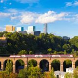 Ein Zug auf einer Brücke in Kirchberg, Luxemburg