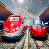 Italien: Zwei Züge nebeneinander im Bahnhof Neapel