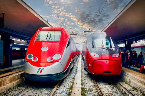 Italien: Zwei Züge nebeneinander im Bahnhof Neapel