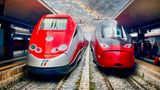 Italien: Zwei Züge nebeneinander im Bahnhof Neapel