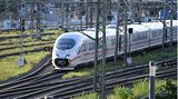 Deutsche Bahn: der ICE fährt in Richtung Hauptbahnhof Augsburg