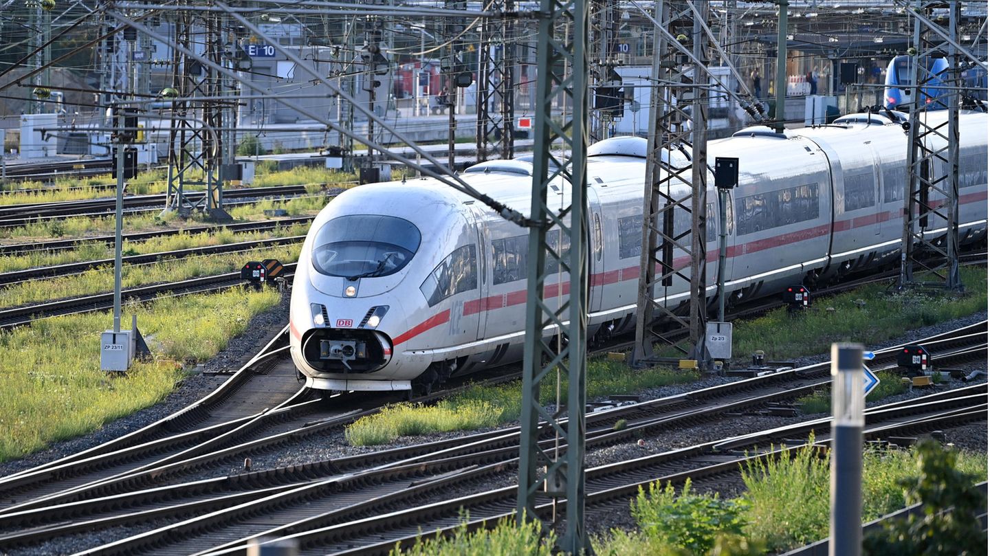 ...12. Deutschland: 62 Prozent Deutsche Bahn: der ICE fährt in Richtung Hauptbahnhof Augsburg