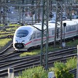 Deutsche Bahn: der ICE fährt in Richtung Hauptbahnhof Augsburg