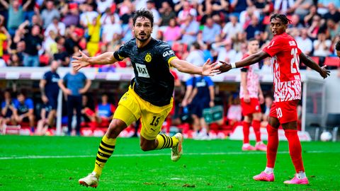 Mats Hummels hat Borussia Dortmund in der Fußball-Bundesliga vor einem weiteren Rückschlag bewahrt. Der Innenverteidiger traf beim 4:2 (1:2) beim SC Freiburg spät und sicherte den zweiten Saisonsieg. Hummels (11.) brachte den BVB nach einer Ecke in Führung. Die Dortmunder waren im Anschluss deutlich überlegen. Lucas Höler (45.+2) und Nicolas Höfler (45.+6) ließen die Fans des Gastgebers unmittelbar vor dem Halbzeitpfiff aber wieder jubeln. Donyell Malen (60.) brachte den BVB zurück in die Partie. Höfler sah spät nach einem Foul die Rote Karte (81.). Wieder Hummels (88.) mit einem glücklichen Tor im Strafraum und auch noch Marco Reus (90.+2) sorgten für den späten Sieg.
