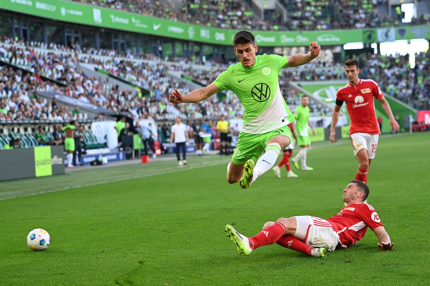 VfL Wolfsburg - Union Berlin 2:1 Torjäger Jonas Wind (12.) brachte die Wolfsburger mit seinem fünften Saisontreffer in Führung. Robin Gosens (28.) glich zwar zwischenzeitlich für Union aus, doch Joakim Maehle (30.) brachte die Gastgeber noch vor der Halbzeitpause wieder in Führung. Mit einer starken Abwehrleistung retteten die Wölfe den Sieg über die Zeit.