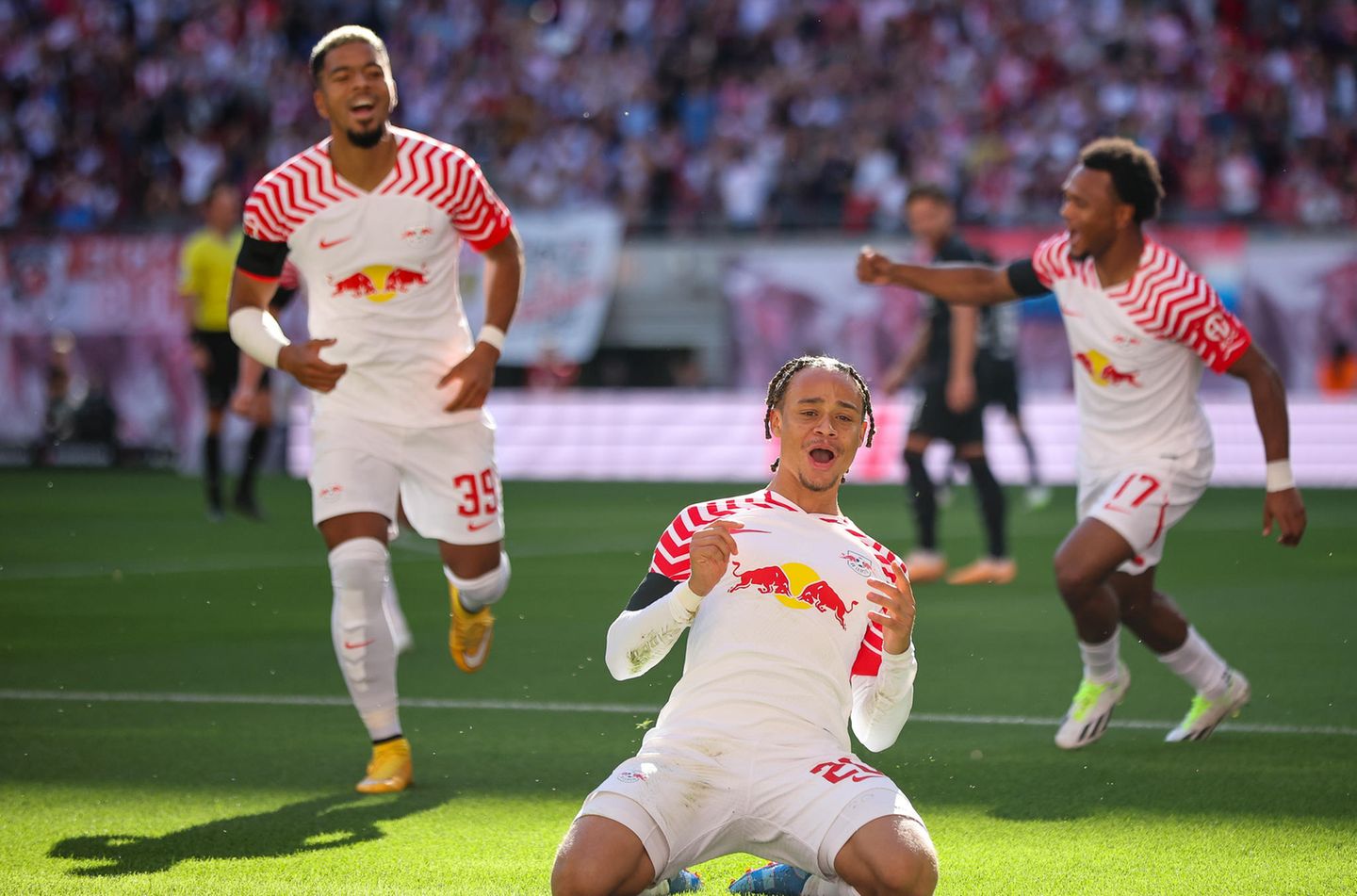 RB Leipzig - FC Augsburg 3:0 Durch ein 3:0 (3:0) gegen den FC Augsburg verkürzte Pokalsieger RB Leipzig den Rückstand auf Tabellenführer Bayer Leverkusen und den FC Bayern auf einen Punkt und führt ein Verfolger-Quartett an. Für Leipzig war der niederländische Neuzugang Xavi Simons (7.) früh per Kopf erfolgreich. Vorlagengeber Loïs Openda traf wenig später in der zwölften Minute selbst. David Raum (27.) sorgte für die sehr beruhigende RB-Führung nach nicht einmal einer halben Stunde.