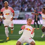 Durch ein 3:0 (3:0) gegen den FC Augsburg verkürzte Pokalsieger RB Leipzig den Rückstand auf Tabellenführer Bayer Leverkusen und den FC Bayern auf einen Punkt und führt ein Verfolger-Quartett an. Für Leipzig war der niederländische Neuzugang Xavi Simons (7.) früh per Kopf erfolgreich. Vorlagengeber Loïs Openda traf wenig später in der zwölften Minute selbst. David Raum (27.) sorgte für die sehr beruhigende RB-Führung nach nicht einmal einer halben Stunde. 