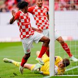 Der VfB Stuttgart hat mit dem dritten Sieg im vierten Spiel einen erfolgreichen Saisonstart hingelegt. In Mainz taten sich beide Mannschaften lange schwer, Serhou Guirassy (56.) war dann für die Gäste erfolgreich. Mainz bejubelte den Ausgleich durch Leandro Barreiro (70.), ehe wieder Guirassy (84. und 90.+7) erfolgreich war. Der FSV bleibt Vorletzter.