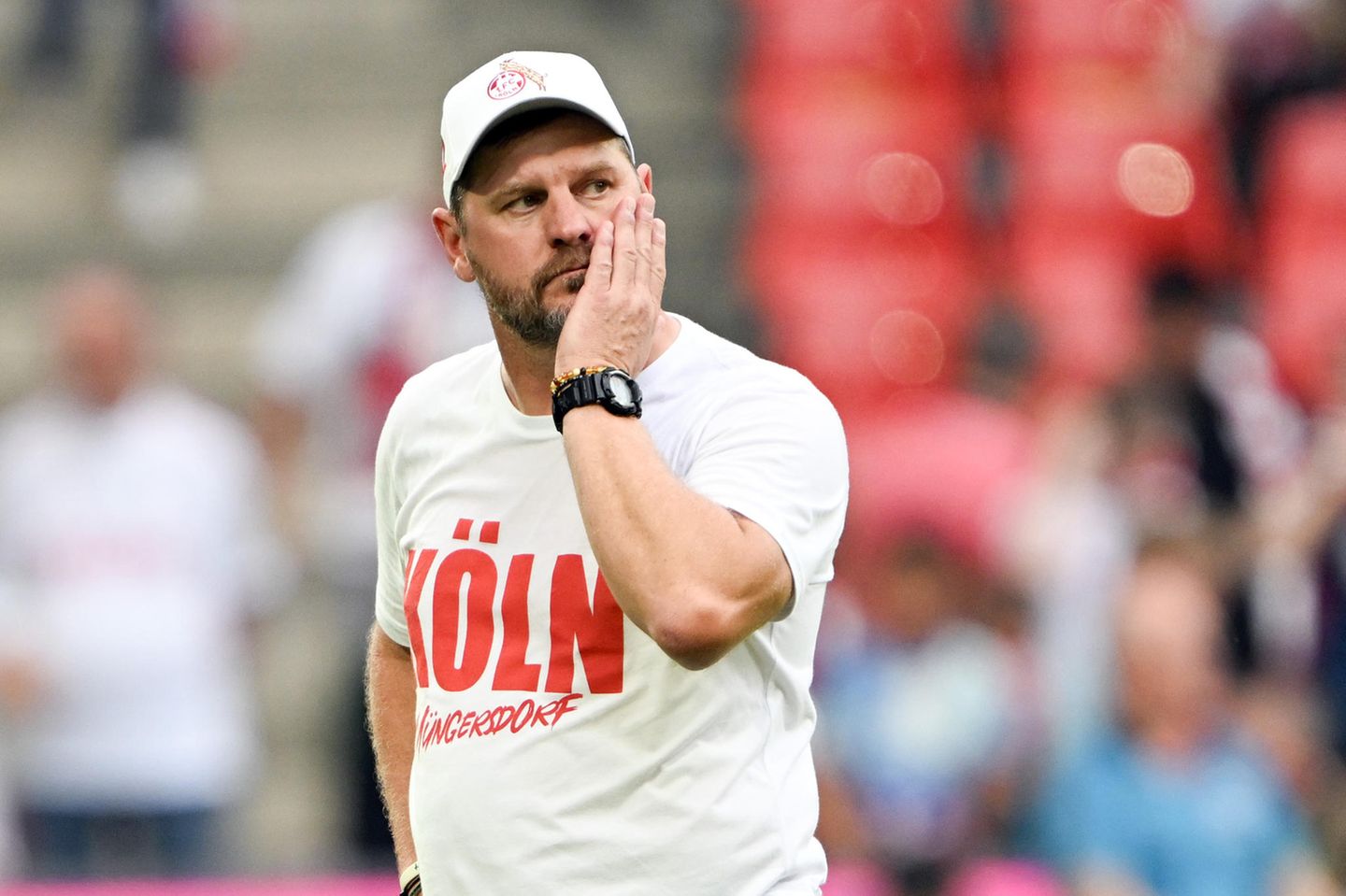 1. FC Köln - TSG Hoffenheim 1:3 Hoffenheims Andrej Kramaric war in Köln der frühe Spielverderber bei der 100-Jahr-Feier des Stadions im Stadtteil Müngersdorf. Der Kroate traf nach 50 Sekunden. Florian Grillitsch (28.) nutzte einen Fehler des Kölner Torwarts Marvin Schwäbe spektakulär aus und traf mit einem Schuss von der Mittellinie - dem Pay-TV-Sender Sky zufolge aus 55,6 Metern. Maximilian Beier (52.) legte in der zweiten Halbzeit nach. Davie Selke (61.) traf für Köln. FC-Profi Rasmus Carstensen sah die Gelb-Rote Karte (90.+1).