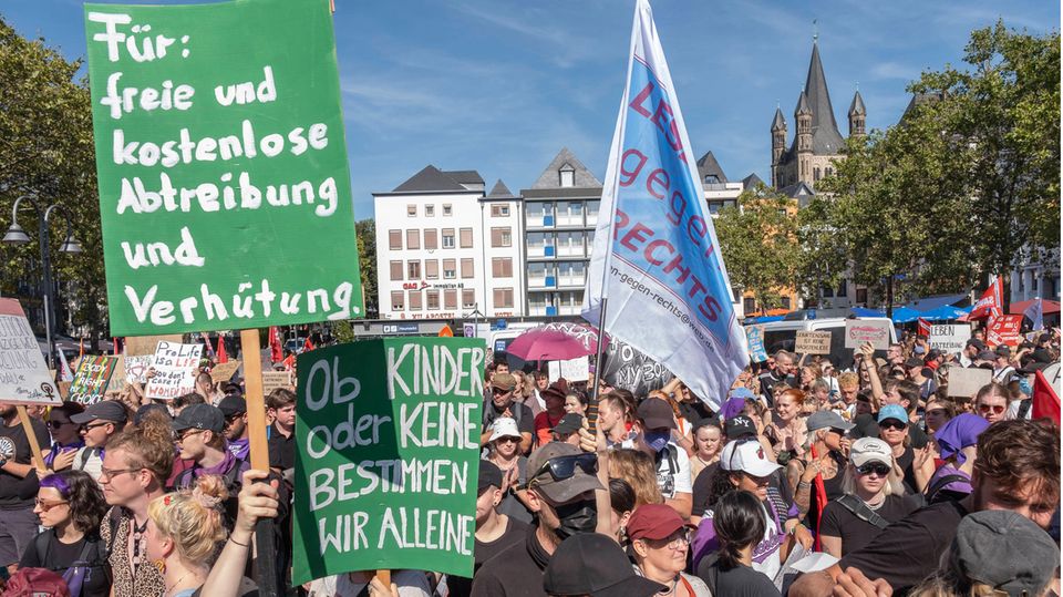 Demonstranten protestieren für das Recht auf sexuelle und körperliche Selbstbestimmung