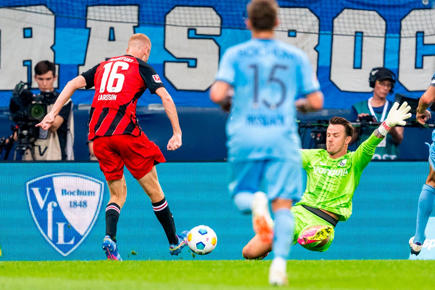 Der VfL Bochum und Eintracht Frankfurt haben jeweils zum dritten Mal in Serie unentschieden gespielt. Beide Teams trennten sich am Samstagabend mit 1:1 (0:0). Vor 26.000 Zuschauern schienen die Gäste aus Frankfurt nach dem Führungstreffer von Éric Dina Ebimbe (55.) dem zweiten Saisonsieg nahe. Den Bochumern gelang jedoch der verdiente Ausgleich durch Kevin Stöger per Foulelfmeter (74.). Damit bleibt die Eintracht unter der Regie von Trainer Dino Toppmöller weiter ungeschlagen. Der VfL wartet dagegen auf den ersten Saisonsieg.