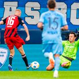 Der VfL Bochum und Eintracht Frankfurt haben jeweils zum dritten Mal in Serie unentschieden gespielt. Beide Teams trennten sich am Samstagabend mit 1:1 (0:0). Vor 26.000 Zuschauern schienen die Gäste aus Frankfurt nach dem Führungstreffer von Éric Dina Ebimbe (55.) dem zweiten Saisonsieg nahe. Den Bochumern gelang jedoch der verdiente Ausgleich durch Kevin Stöger per Foulelfmeter (74.). Damit bleibt die Eintracht unter der Regie von Trainer Dino Toppmöller weiter ungeschlagen. Der VfL wartet dagegen auf den ersten Saisonsieg.