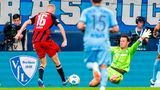 Der VfL Bochum und Eintracht Frankfurt haben jeweils zum dritten Mal in Serie unentschieden gespielt. Beide Teams trennten sich am Samstagabend mit 1:1 (0:0). Vor 26.000 Zuschauern schienen die Gäste aus Frankfurt nach dem Führungstreffer von Éric Dina Ebimbe (55.) dem zweiten Saisonsieg nahe. Den Bochumern gelang jedoch der verdiente Ausgleich durch Kevin Stöger per Foulelfmeter (74.). Damit bleibt die Eintracht unter der Regie von Trainer Dino Toppmöller weiter ungeschlagen. Der VfL wartet dagegen auf den ersten Saisonsieg.