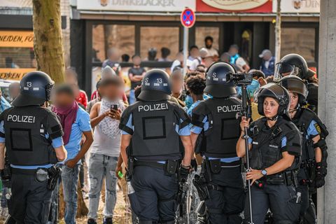 Stuttgart: Eine Gruppe von Menschen wird nach Ausschreitungen bei einer Eritrea-Veranstaltung von Polizeikräften eingekesselt