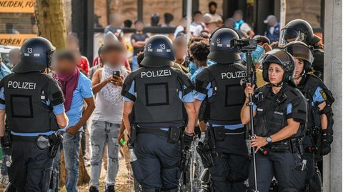 Stuttgart: Eine Gruppe von Menschen wird nach Ausschreitungen bei einer Eritrea-Veranstaltung von Polizeikräften eingekesselt
