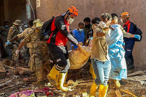Rettungskräfte bergen in Darna eine Leiche. In Libyen herrscht nach den furchtbaren Überschwemmungen weiter der Ausnahmezustand