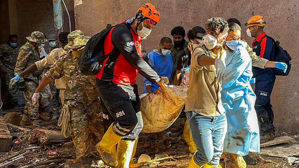 Rettungskräfte bergen in Darna eine Leiche. In Libyen herrscht nach den furchtbaren Überschwemmungen weiter der Ausnahmezustand