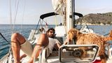 Gonzalo de Velasco und sein wuscheliger Hund Tinto an Bord seines Segelschiffes