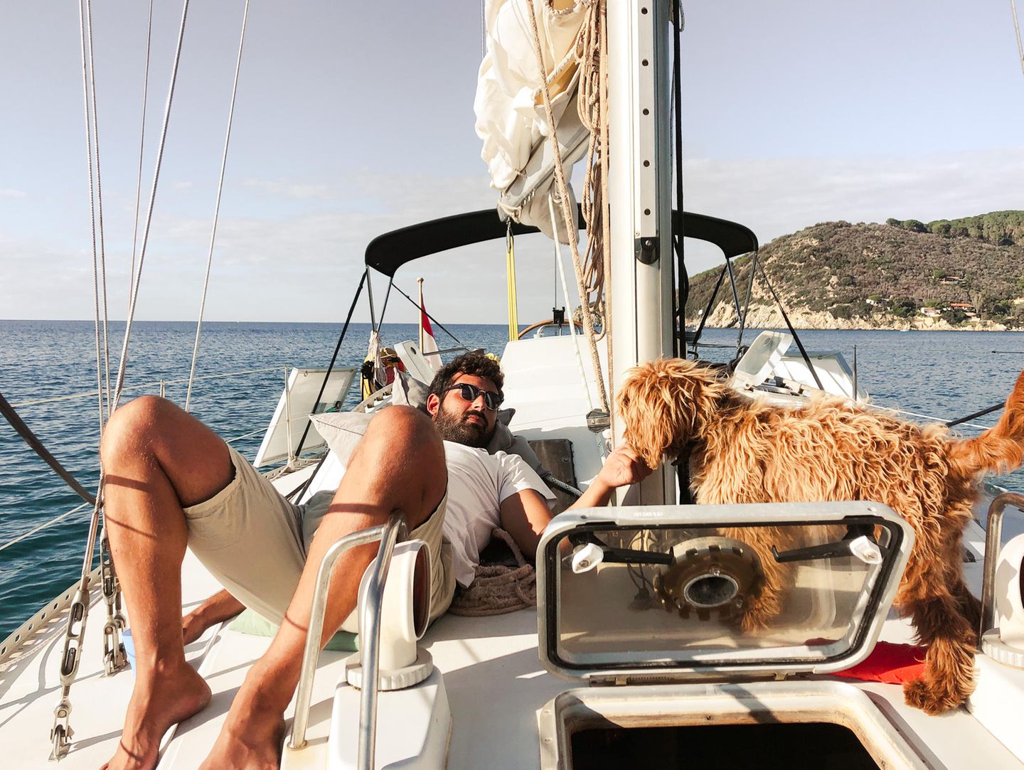Gonzalo de Velasco und sein wuscheliger Hund Tinto an Bord seines Segelschiffes Gonzalo de Velasco und sein wuscheliger Hund Tinto an Bord seines Segelschiffes