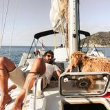 Gonzalo de Velasco und sein wuscheliger Hund Tinto an Bord seines Segelschiffes