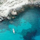 Blick von oben auf türkisfarbenes Wasser  in einem Naturschutzgebiet vor Guadeloupe