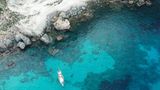 Blick von oben auf türkisfarbenes Wasser  in einem Naturschutzgebiet vor Guadeloupe