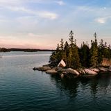 Ein Zelt auf einer kleinen Insel, auf der Denis Dowling und seine Frau Allison übernachten