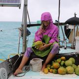 Die Seglerin Liz Clark mit einer erfolgreichen Obstausbeute auf Tahiti