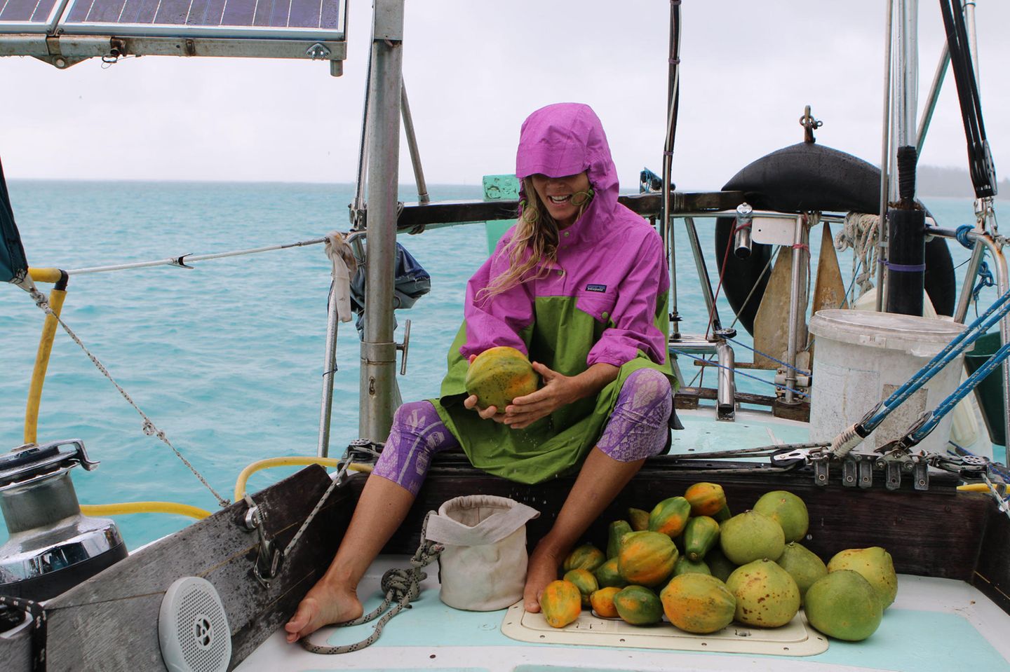 Die Seglerin Liz Clark mit einer erfolgreichen Obstausbeute auf Tahiti