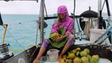 Die Seglerin Liz Clark mit einer erfolgreichen Obstausbeute auf Tahiti
