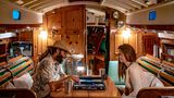 Denis Dowling und Alison Medeiros spielen unter Deck ihres Schiffes Backgammon