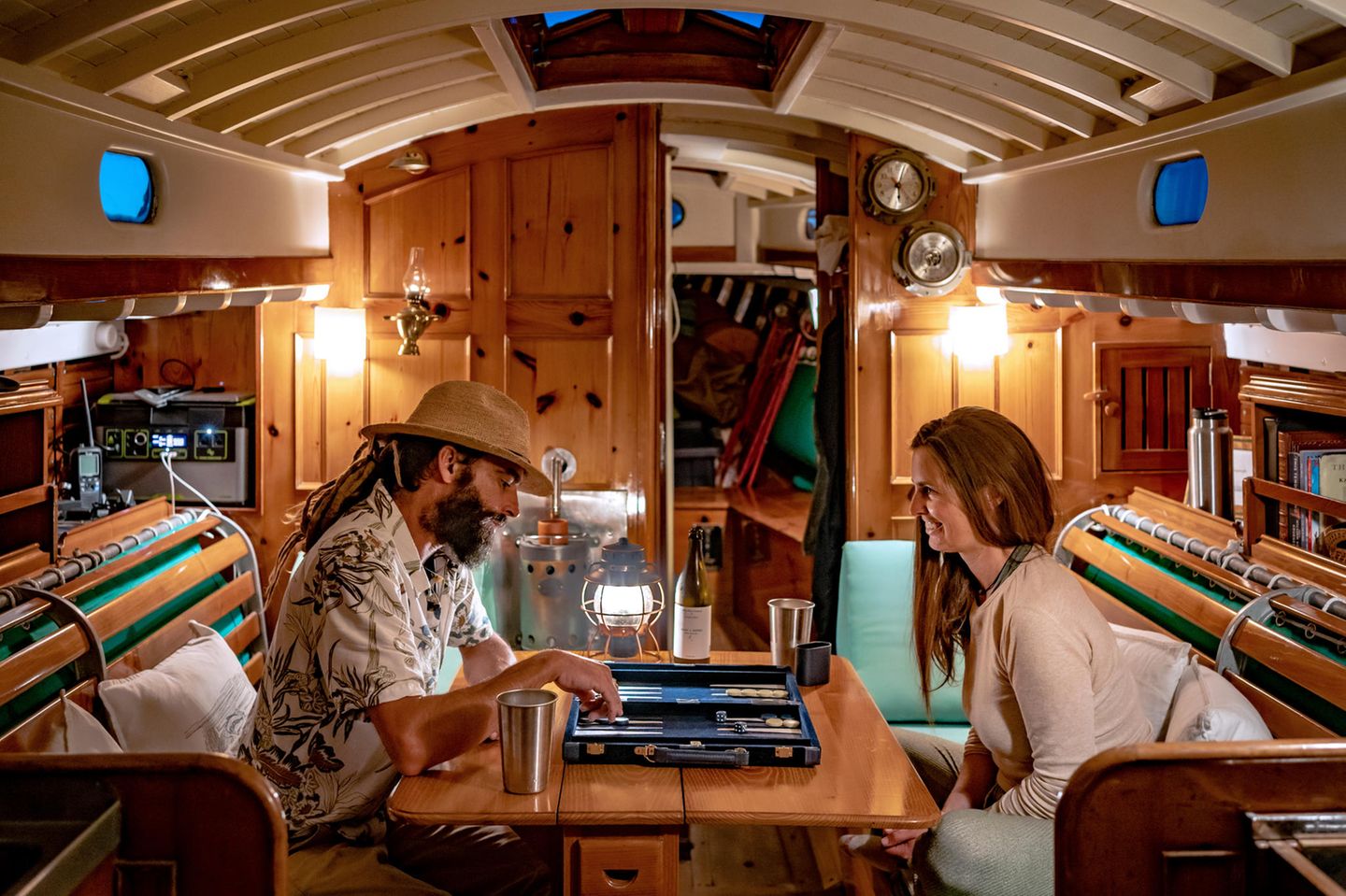 Denis Dowling und Alison Medeiros spielen unter Deck ihres Schiffes Backgammon Denis Dowling und Alison Medeiros spielen unter Deck ihres Schiffes Backgammon