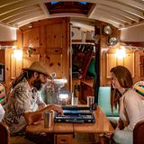 Denis Dowling und Alison Medeiros spielen unter Deck ihres Schiffes Backgammon