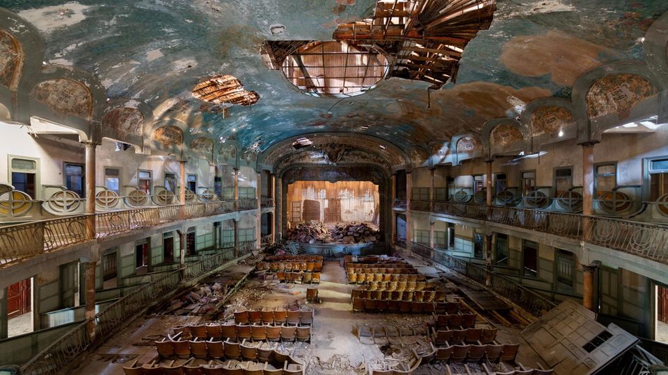 Der sich langsam auflösende Saal des Atlantis-Theaters, irgendwo in Italien