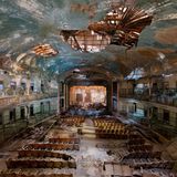 Der sich langsam auflösende Saal des Atlantis-Theaters, irgendwo in Italien