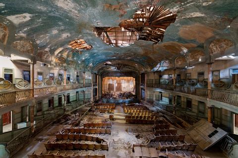Der sich langsam auflösende Saal des Atlantis-Theaters, irgendwo in Italien