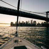 Ein Segelschiff erreicht den Hafen von New York mit Blick auf die Skyline