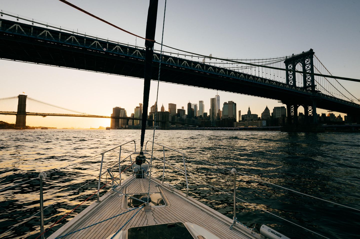 Ein Segelschiff erreicht den Hafen von New York mit Blick auf die Skyline Ein Segelschiff erreicht den Hafen von New York mit Blick auf die Skyline